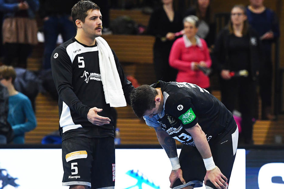 Nach der Niederlage gegen TSV Bayer Dormagen tröstet Tim-Philip Jurgeleit seinen HC-Elbflorenz-Kameraden Roman Becvar (r.).
