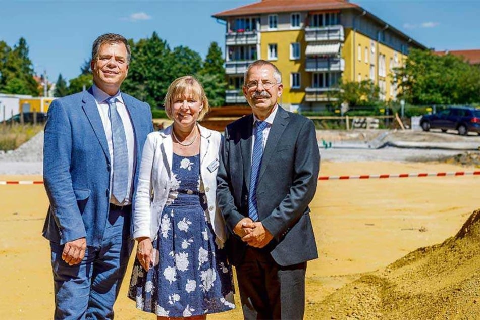 Seniorenheim für 15 Millionen Euro in Klotzsche: "Deutsche Wohnen"-Manager Malte Maurer (55, v.l.) mit Prokuristin Annett Pohler (49) und ihrem Kollegen Jochen Schellenberg (63), Chef der Betreiberfirma "Katharinenhof".