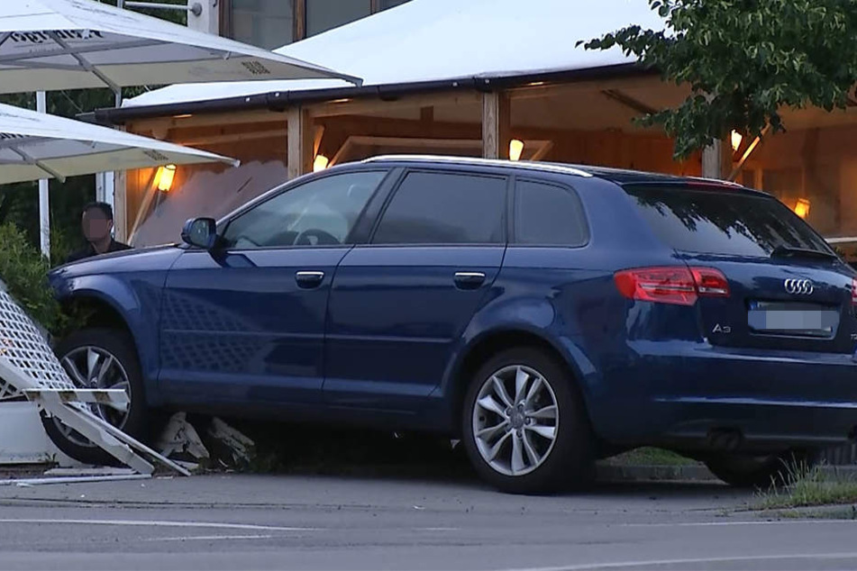 Der 20-Jährige verlor die Kontrolle über seinen Wagen und wurde in Richtung des Biergartens geschleudert.