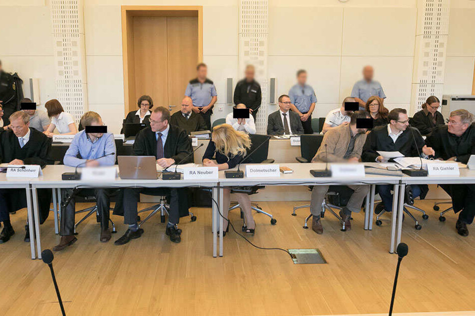 Gedränge auf der Anklagebank: Fünf Angeklagte, neun Verteidiger und drei Dolmetscher nahmen hier am Montag Platz.
