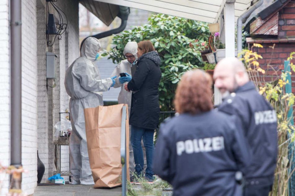 Polizisten sichern nach dem Mordversuch an einer 34-jährigen Frau den Tatort.