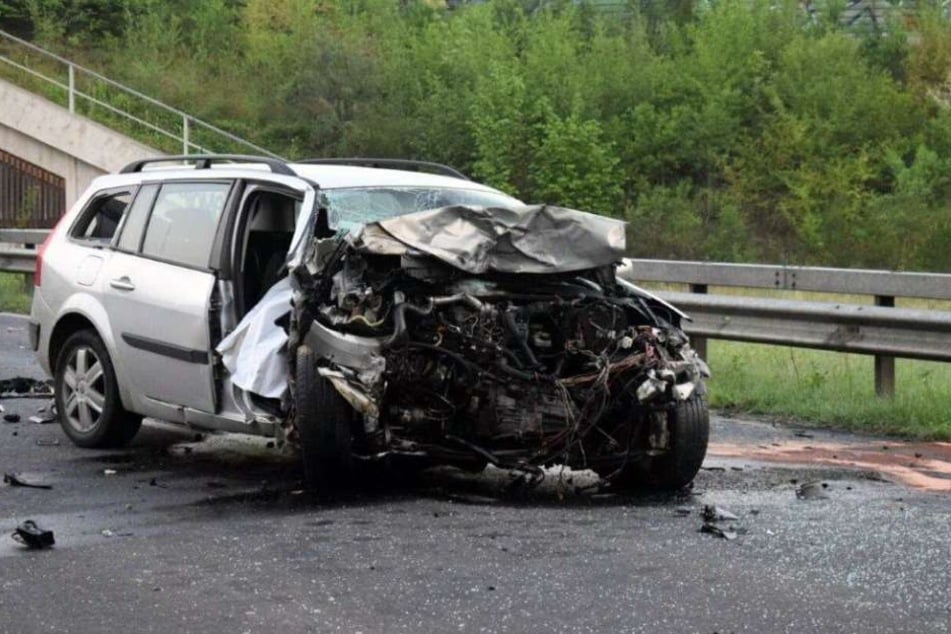 Eines der Fahrzeuge stand mitten auf der Straße in einem Trümmerfeld.