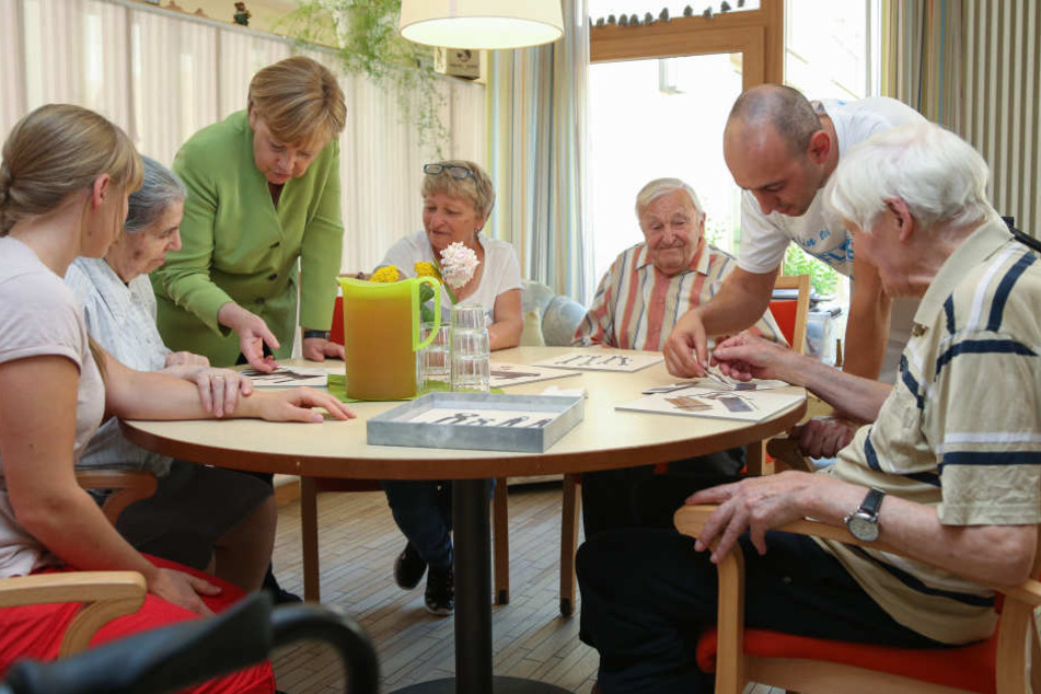 Nicht ganz zwei Stunden blieb Angela Merkel im Altenheim.