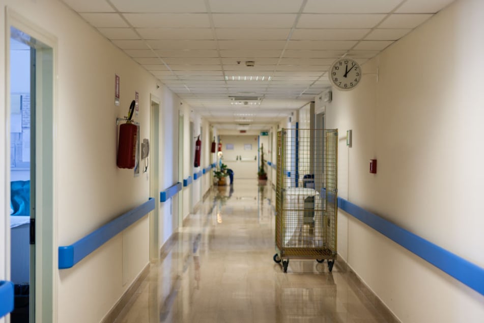 Der 50-Jährige soll eine Matratze in einem unbenutzten Raum des Krankenhauses fahrlässig in Brand gesteckt haben (Symbolbild).