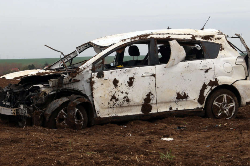 Der Wagen wurde bei dem Unfall schwer beschädigt.