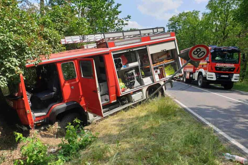 Wegen überhöhter Geschwindigkeit soll das Einsatzfahrzeug in den Graben geraten sein.