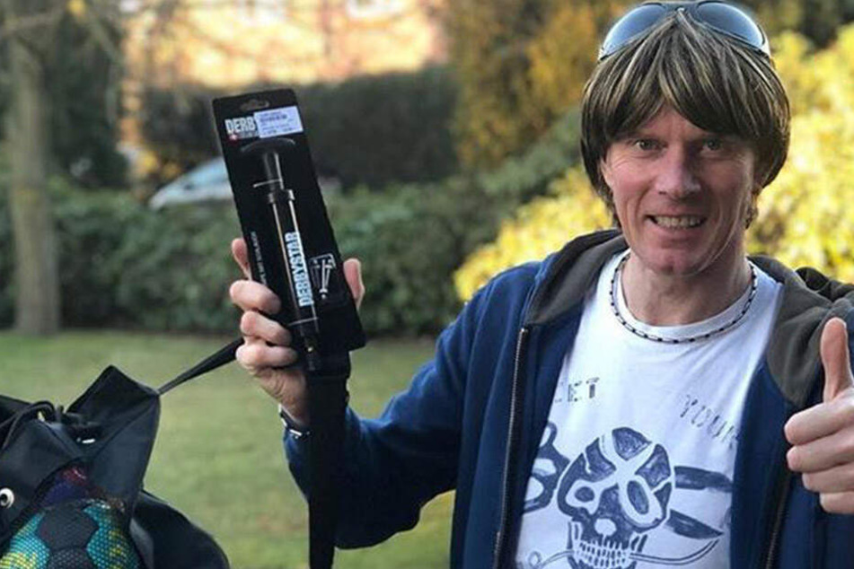 Via Instagram bedankte sich Mickie Krause bei seinem Kumpel Dennis Grote für die Fuß- und Handbälle, die der Schlager-Star in Ruanda den Schulkindern schenkte.