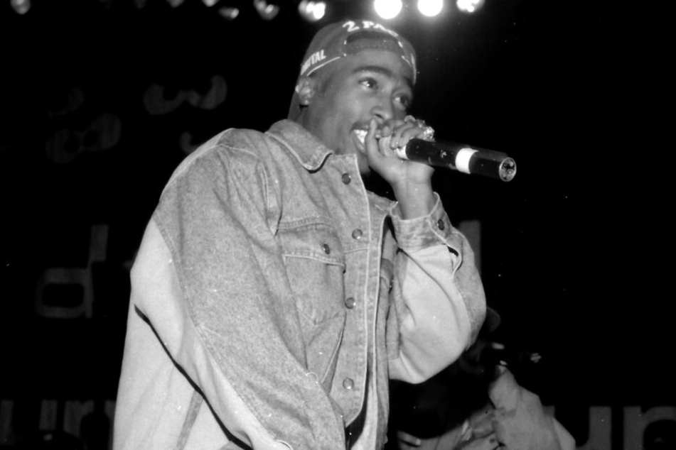Tupac Shakur bei einem Auftritt.