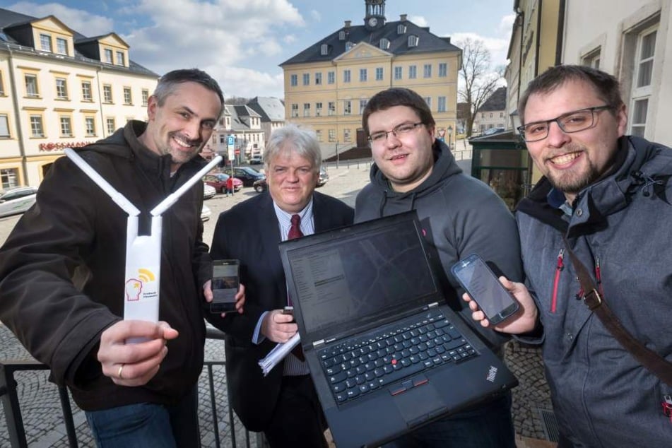 Gratis-WLAN: (v.l.) Alexander Neumeister (Wuttke), Dieter Greysinger sowie Steffen Förster und Andre Riedel (Freifunk).
