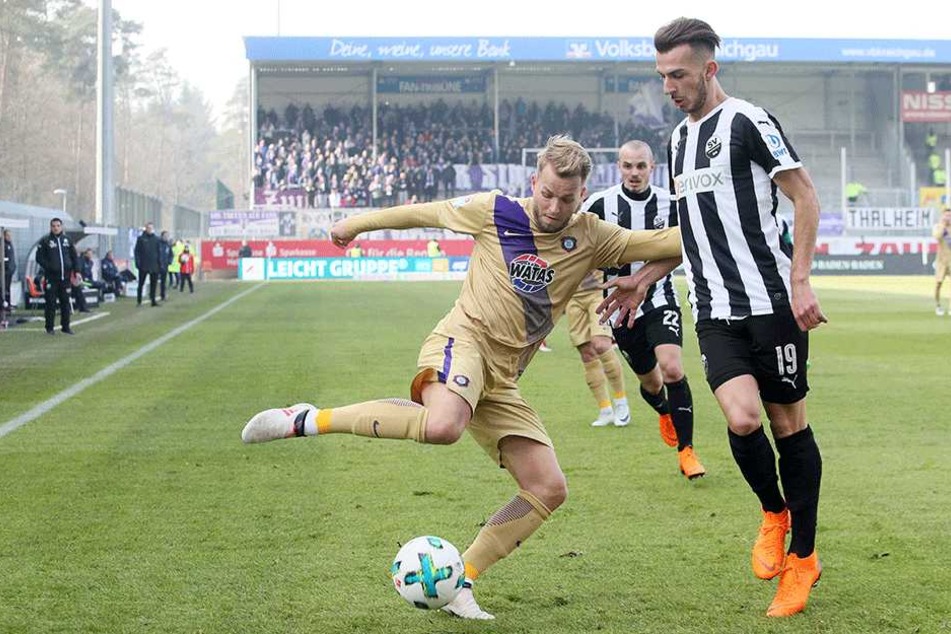 Torjäger Pascal Köpke (l., gegen den Sandhausener Leart Paqarada).