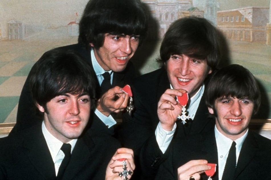 Das Archivbild vom 26.10.1965 zeigt "The Beatles" (v.l.) Paul McCartney, George Harrison, John Lennon und Ringo Starr mit den Orden "Member of the Order of the British Empire"