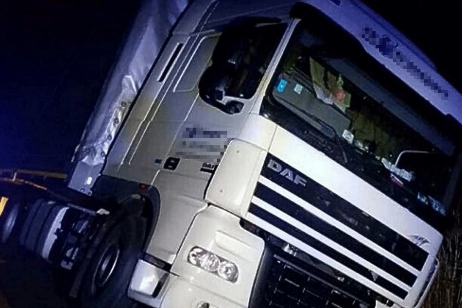 Fahrer alkohlisiert, LKW im Graben...