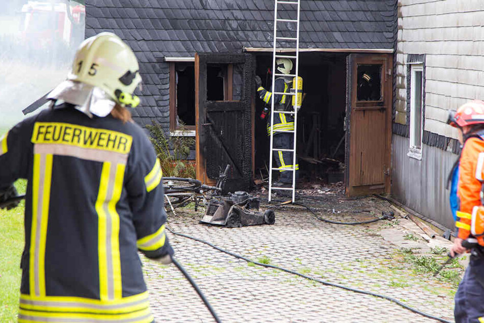 Die Feuerwehr konnte den Brand an der Garage löschen.