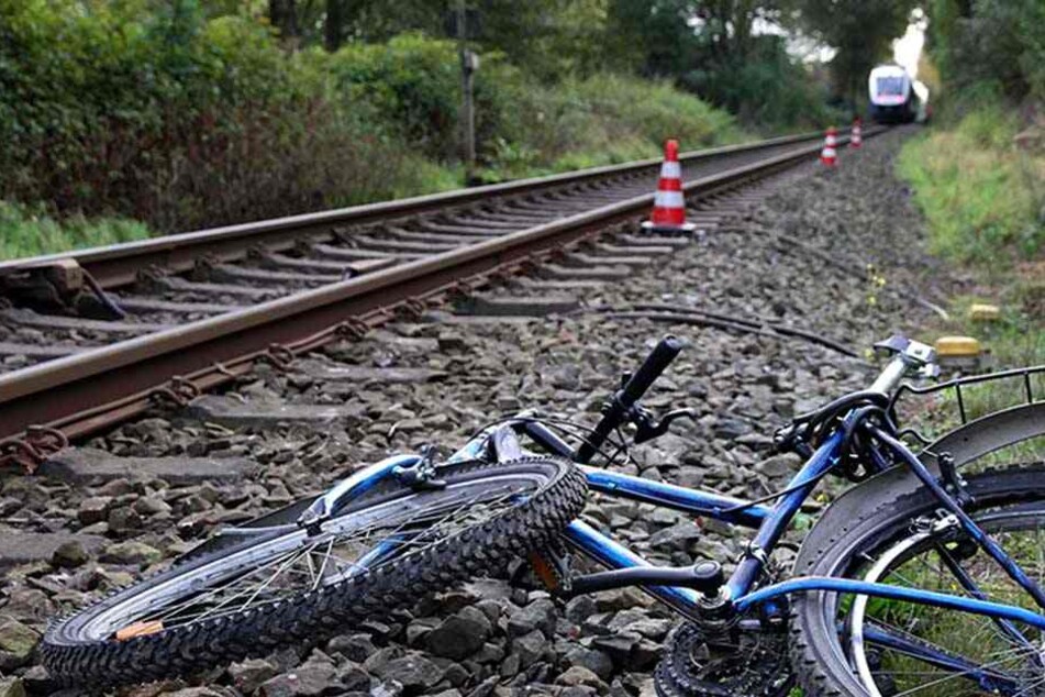 An einem unbeschrankten Bahnübergang wurde der Radfahrer von einer Regionalbahn erfasst (Symbolbild).
