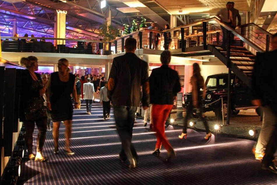 Das Mercedes-Autohaus wird zum großen Party- und Modeareal.