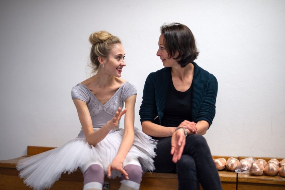 Severine Ferrolier (r), Solistin und Spitzenschuhverwalterin am Bayerischen Staatsballett, spricht mit der Tänzerin Sinead Bunn.