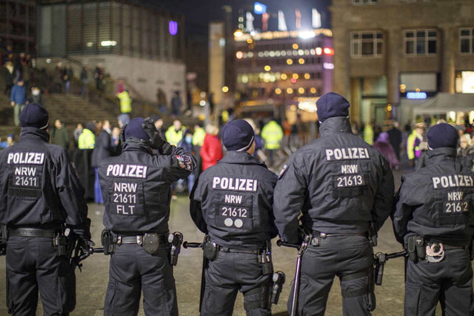 Die Polizei zeigte in der Silvesternacht starke Präsenz am Kölner Hauptbahnhof.
