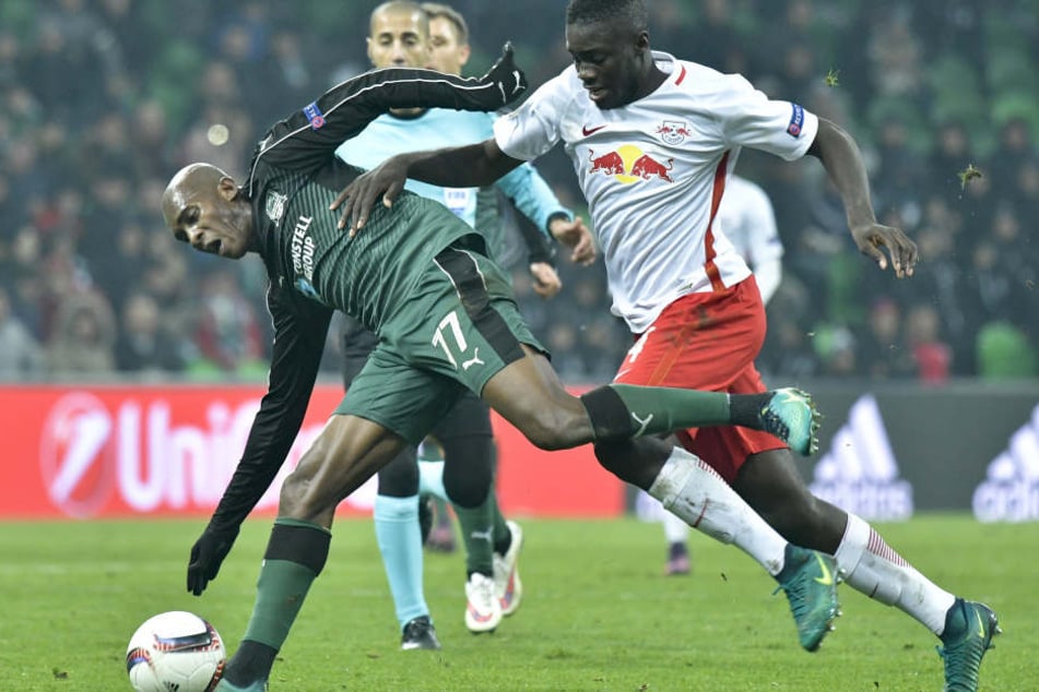 Neuzugang Dayot Upamecano (r.) könnte bereits zwei Tage nach seiner Verpflichtung die ersten Minuten um Leipziger RB-Dress absolvieren.