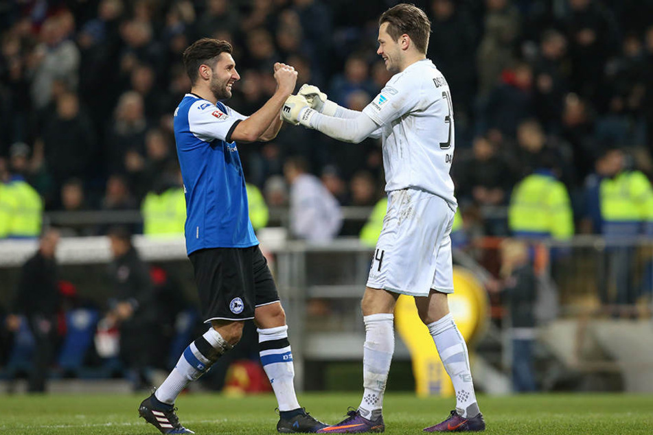 Keeper Daniel Davari (re.) und Stephan Salger freuen sich über die drei Punkte.