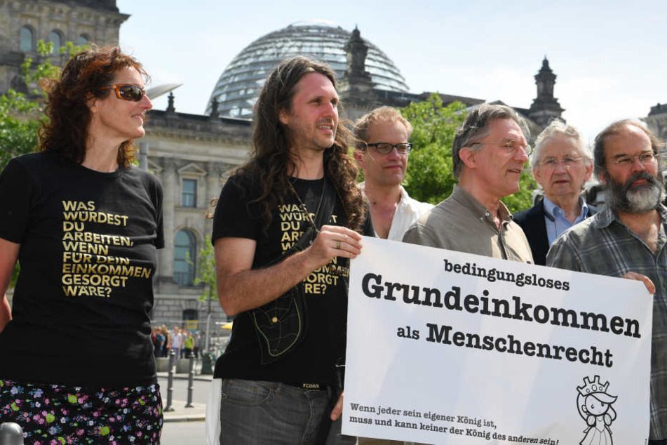 2016: Die Initiative "Omnibus" fordert den Volksentscheid über das Grundeinkommen.