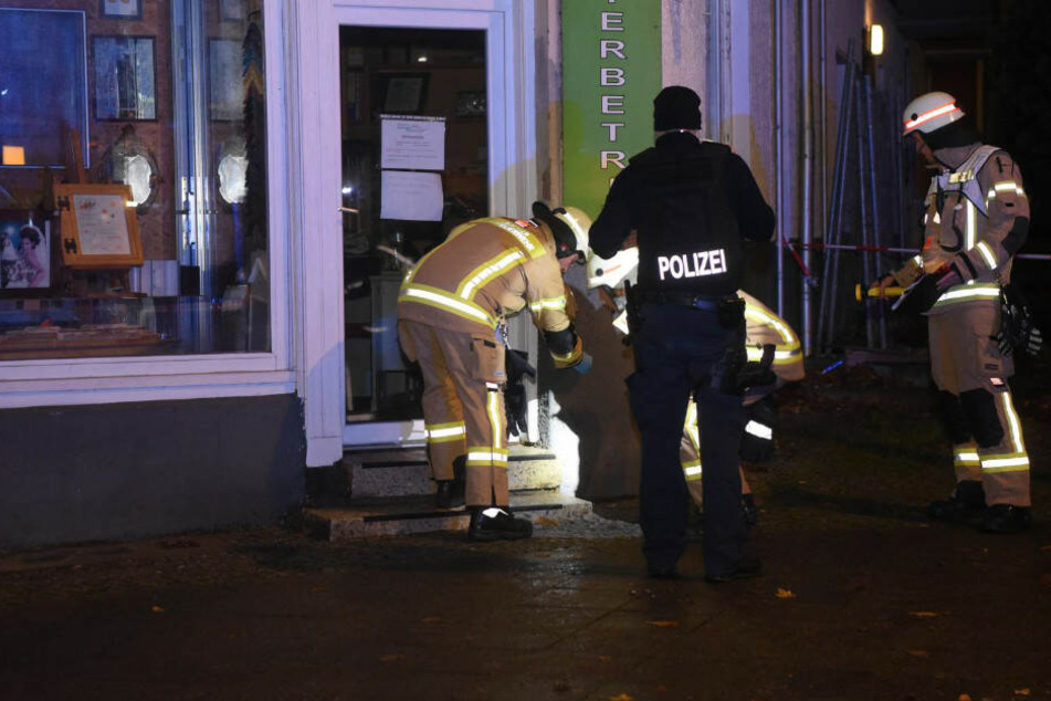 Feuerwehrleute untersuchen die Flüssigkeit.