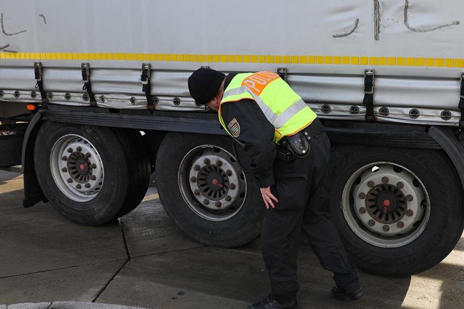 Auf dem Rastplatz "Dresdner Tor" machten sich Unbekannte an einem Lkw zu schaffen.
