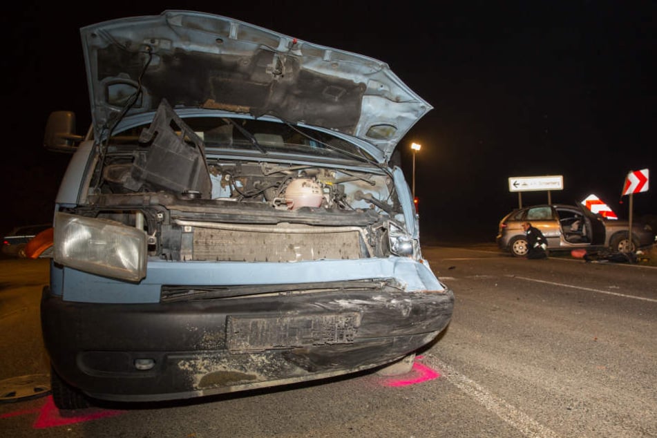 Die Front des VW-Transporters war nach dem Crash arg beschädigt.