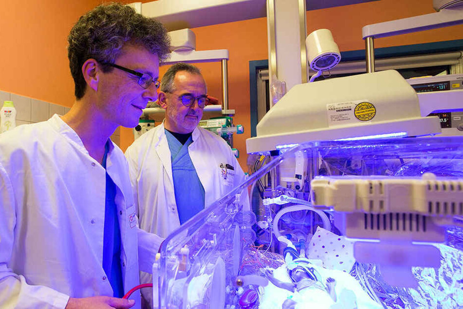Beste Betreuung für Frühchen: Die Klinikums-Top-Kinderärzte Dr. Axel Hübler (48, l.) und Christian Vogel (58) überprüfen eines ihrer Kleinst-Babys.