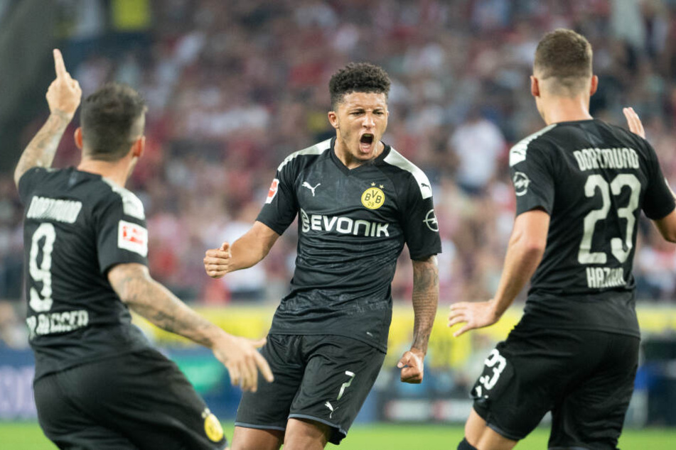 Jadon Sancho (M.) jubelt nach seinem Tor zum 1:1 (70.)