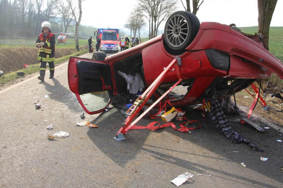 Der Opel blieb völlig zerstört auf dem Dach liegen. Der Fahrer wurde aus dem Wrack befreit.