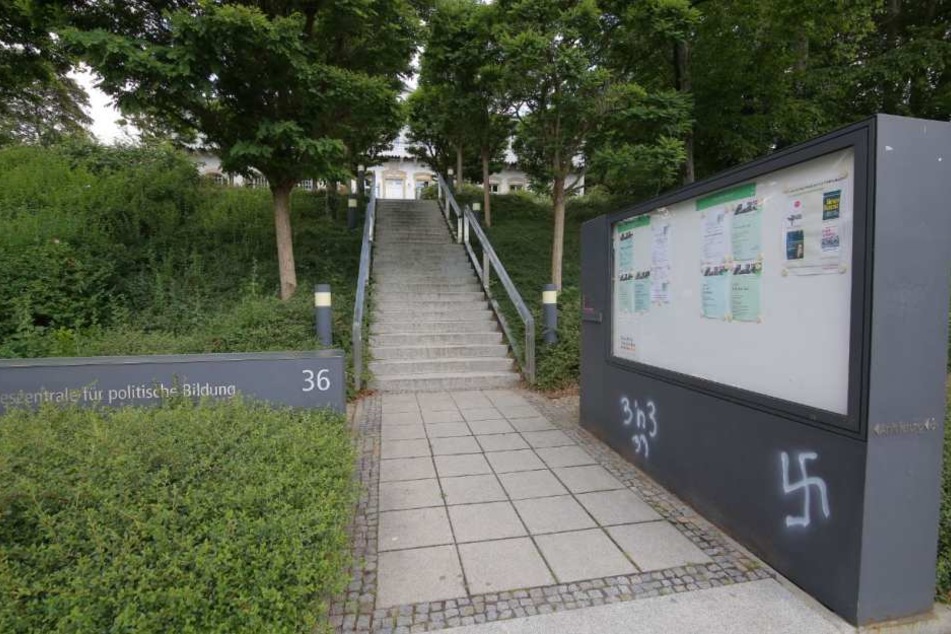 Unbekannte haben die die Landeszentrale für politische Bildung beschmiert.