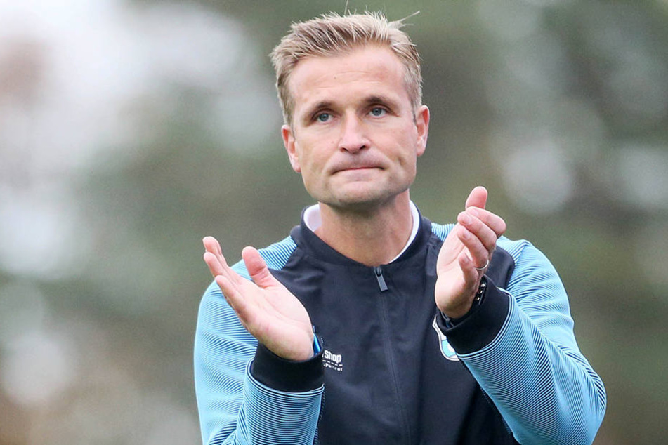 Klarer Spitzenreiter und im Besitz aller Bestmarken der Liga - CFC-Trainer David Bergner hat allen Grund, seiner Mannschaft zu applaudieren.