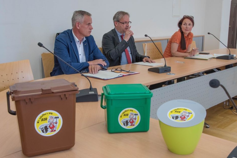 Neue Mini-Mülleimer (3, 5 und 7 Liter): Dort sollen Kaffeefilter, Eierschalen oder Apfelgriebse zwischengelagert und dann zu den Bio-Tonnen gebracht werden.