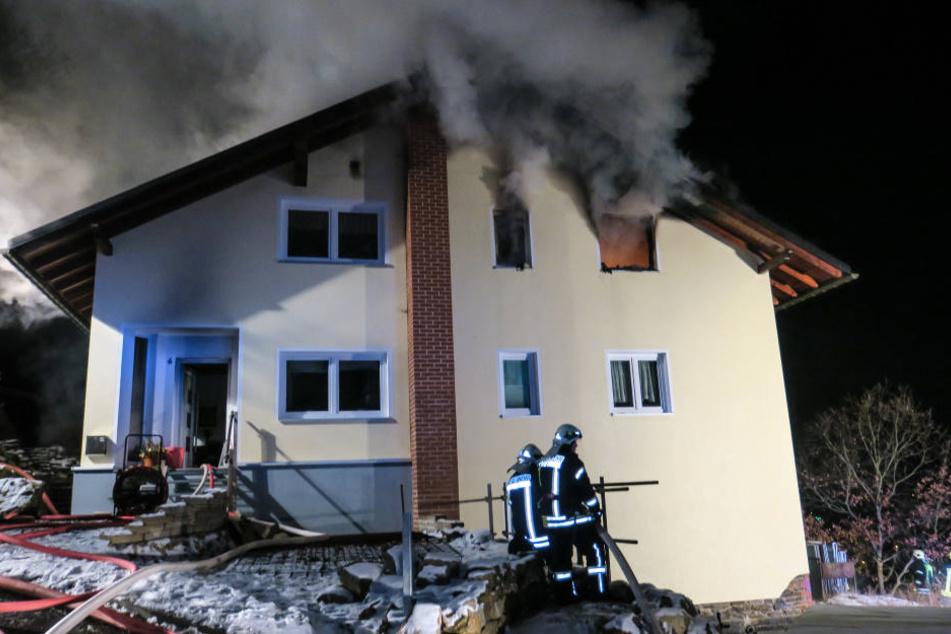 Mehr als 60 Einsatzkräfte waren vor Ort, löschten unter anderem von einer Drehleiter aus.
