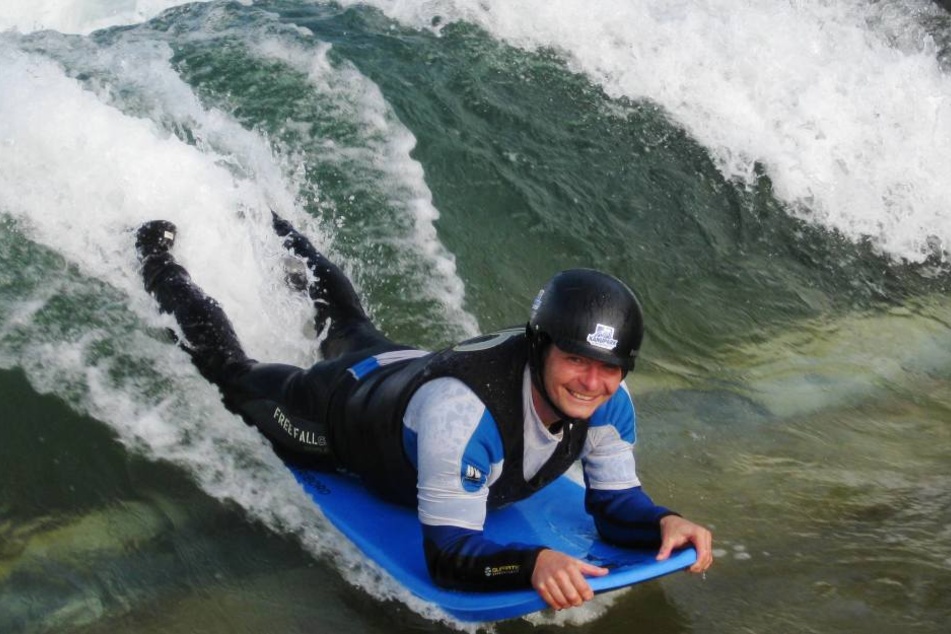 Das Bodyboarding wird durch ein stehende Welle ermöglicht. Eine Wassermenge von etwa 5 000 Liter pro Sekunde wird dafür gepumpt.