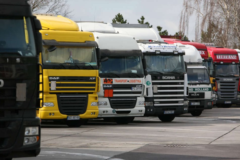 Die Parkplatzsuche an den Autobahnen wird für Lasterfahrer immer schwerer.
