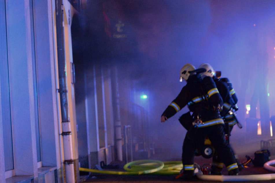 Dichter Rauch quillt aus der Shishabar, als die Feuerwehr eintrifft.