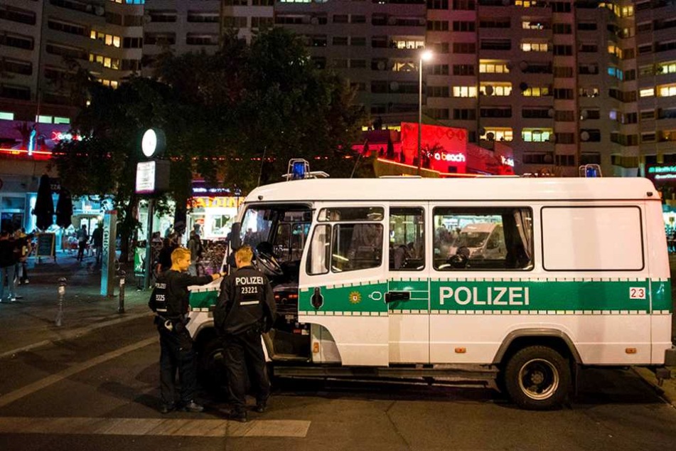 Ein Manschaftswagen der Berliner Polizei steht in der Adalbertstraße am Kottusser Tor.