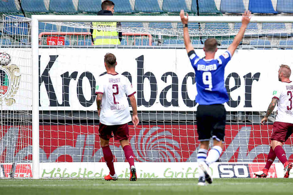 Der Anfang vom Ende. Fabian Klos (Mitte) bejubelt den Bielefelder Führungstreffer. Die Dresdner Brian Hamalainen und Linus Wahlqvist schauen dem Ball nur hinterher.