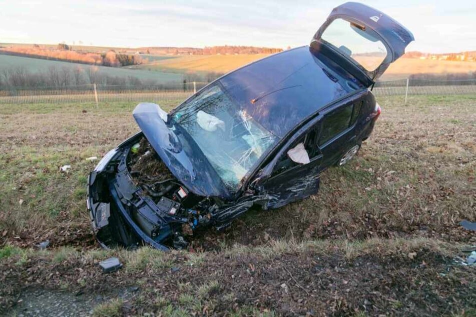 Bei einem Auto wurde ein Vorderrad abgerissen.