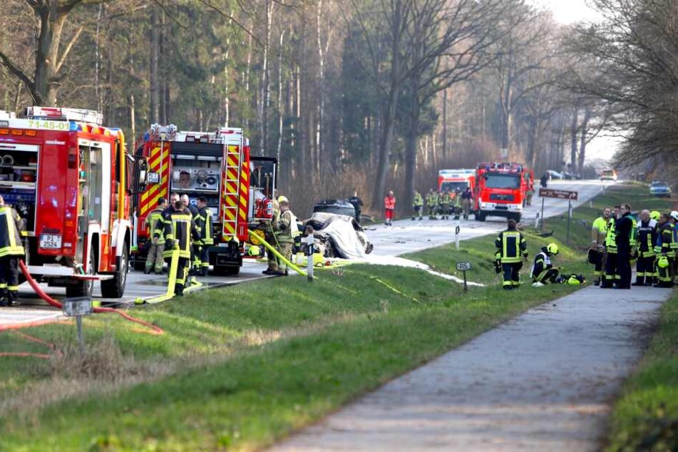 Zahlreiche Einsatzkräfte befinden sich noch am Unfallort.