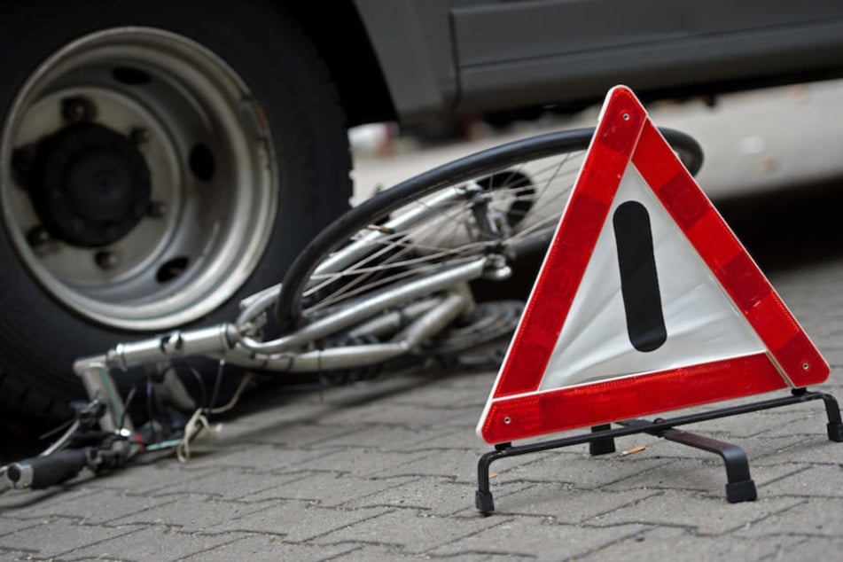 Schrecklicher Anblick: Ein Radfahrer wurde von einem Lkw überrollt. (Symbolbild)