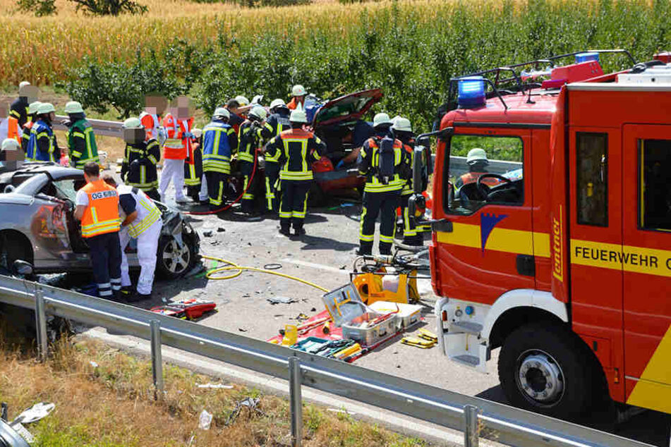 Die Umgehungsstraße L99 glich nach dem Unfall einem Trümmerfeld.