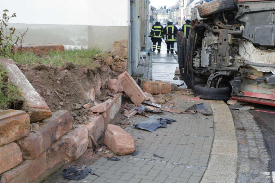 Der Transporter war gegen diese Mauer gekracht und durch den Aufprall umgekippt.