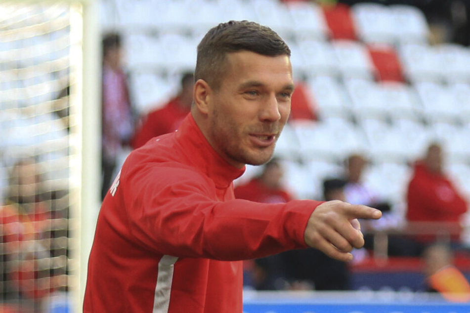Lukas Podolski von Antalyaspor gestikuliert beim Aufwärmen.