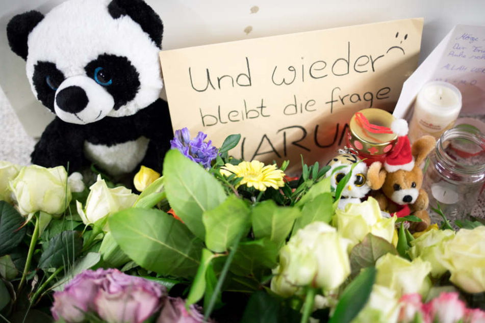 Zum Gedenken haben Menschen Blumen, Stofftiere und Briefe am Jungfernstieg abgelegt.