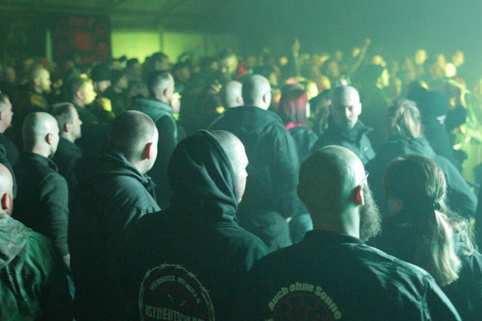 Das "Schild & Schwert"-Festival in Ostritz zieht Hunderte Neonazis aus ganz Europa an. Es ist die aktuell größte Rechtsrock-Veranstaltung in Sachsen.