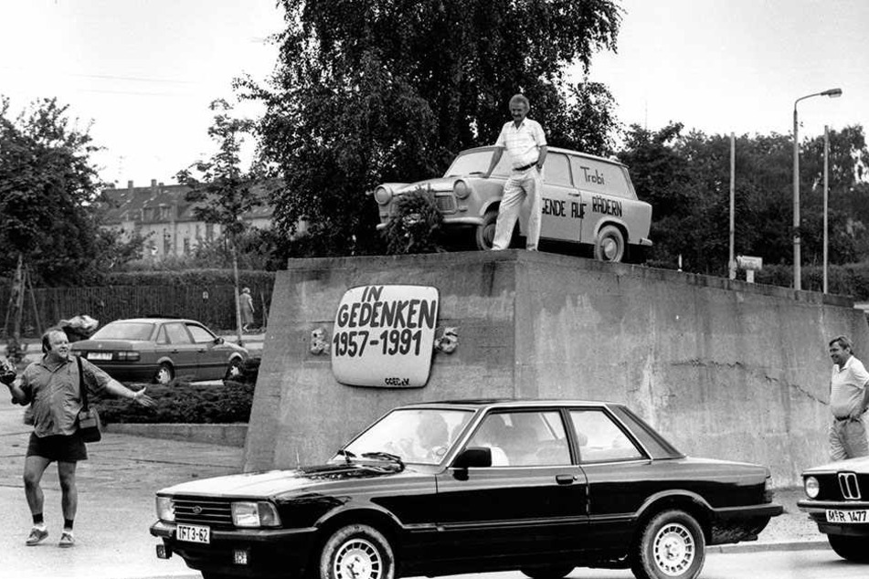 Hier wird die Pappe - statt Panzer - zum Denkmal.