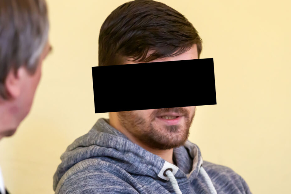 Der Sportschütze Hardy G. (31) soll seine Ex-Freundin gestalkt und ihr und ihren Kindern sogar mit dem Tod gedroht haben.