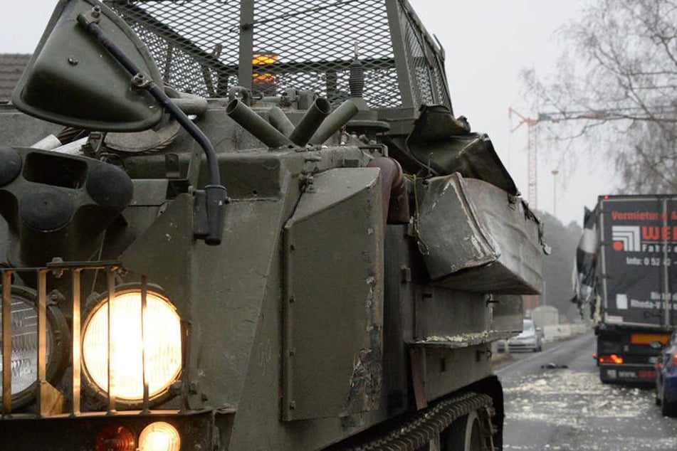 Der Panzer rammte den Lkw und schlitzte ihn auf.